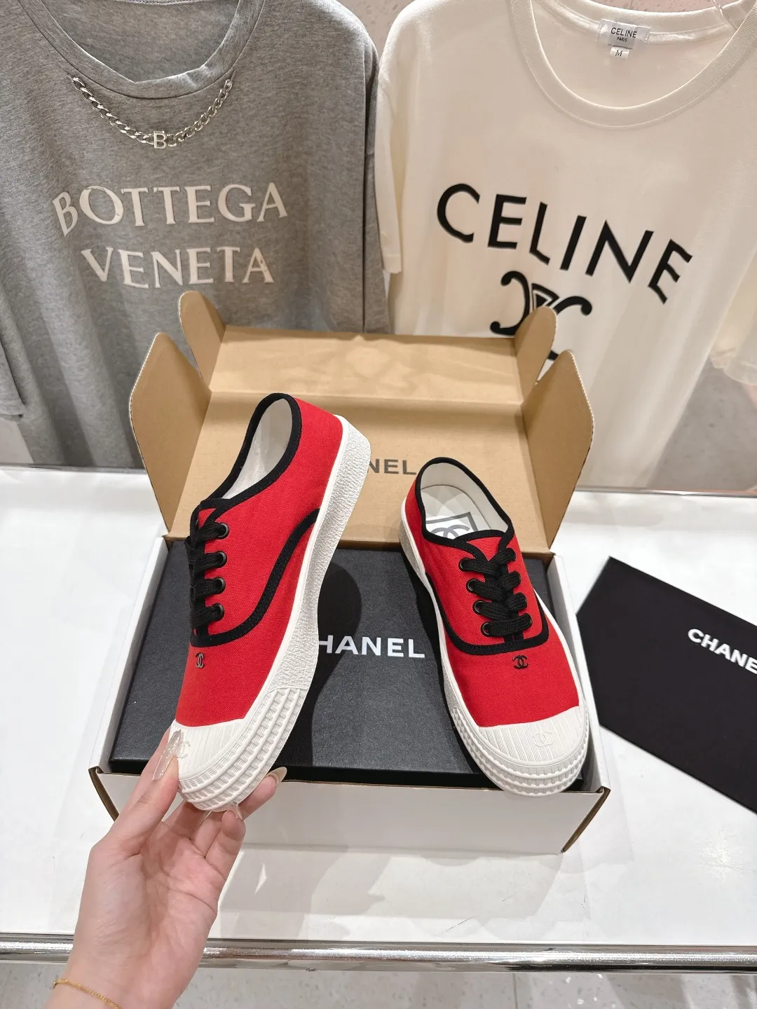 👟👟Ex-factory price 400👟👟 -Chanel* Xiaoxiang 2025ss latest casual shoes, currently super popular biscuit shoes. Internet celebrity Xiaohongshu is crazy about hot recommendations. The silly and cute style has a retro flavor! Special shape, very recognizable, slim and long legs, absolutely powerful, very comfortable to wear, good-looking, comfortable, and heightening. I must recommend it to everyone, the main feature of this year's series, minimalist style ✔Fabric: original customized canvas ✔Foot: water-dyed cowhide, comfortable foot feel ✔Outsole: molded high-elastic rubber platform outsole ✔Number: 35-39 (customized in 40)